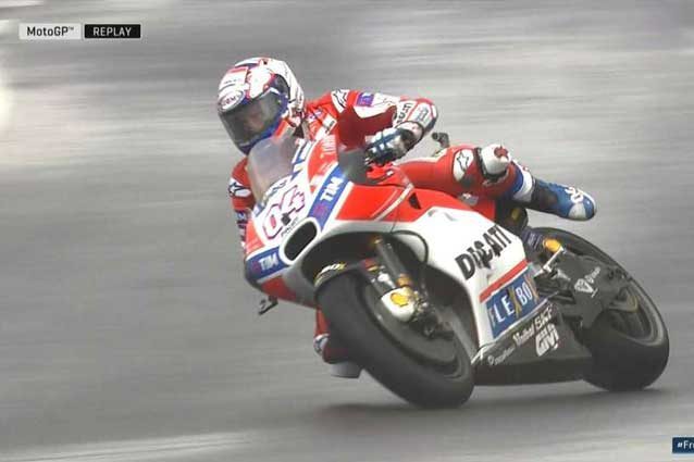 Andrea Dovizioso rischia la caduta nell'ultimo assalto al tempo / MotoGP.com