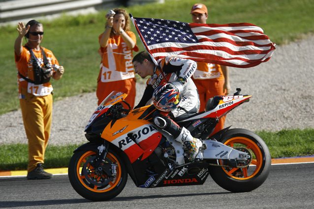 Nicky Hayden con la bandiera Usa dopo il successo nel mondiale 2006 – Getty Images