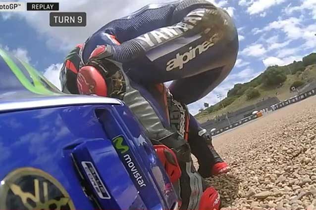 Maverick Vinales prova a rialzare la sua Yamaha dopo la caduta / MotoGP.com