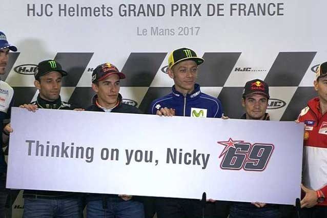 Il cartello in conferenza stampa: "Ti pensiamo, Nicky" / MotoGP.com