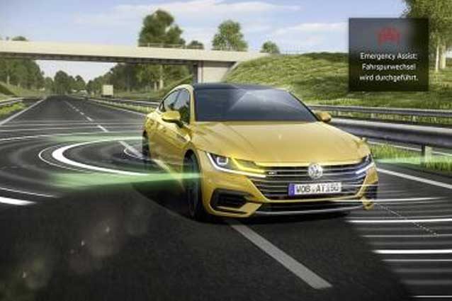 Colpo di sonno? La Volkswagen Arteon prova a svegliarti e si ferma da sola