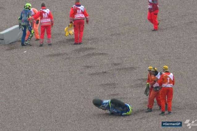 Andrea Iannone con i commissari dopo la caduta / MotoGp.com
