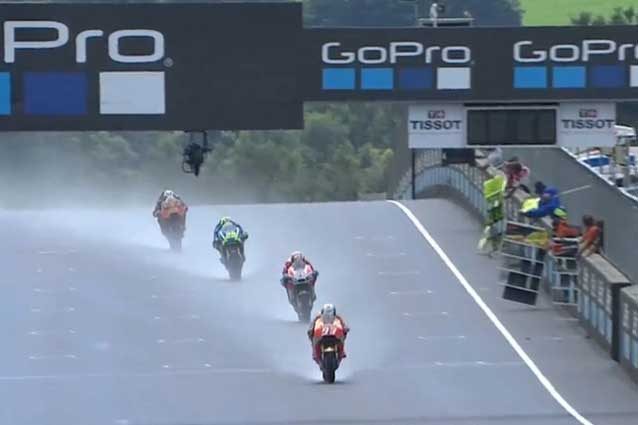 MotoGP Sachsenring, sul bagnato vola Barbera. Scafo Marquez, Rossi e Vinales lontani