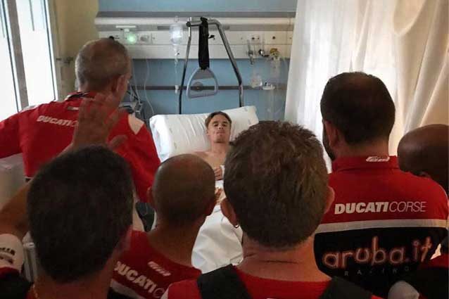 Chaz Davies sul letto dell'ospedale Infermi di Rimini / @chazdavies7