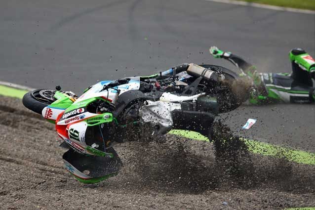 La caduta di Leon Haslam a Knockhill / Kawasaki Team Green