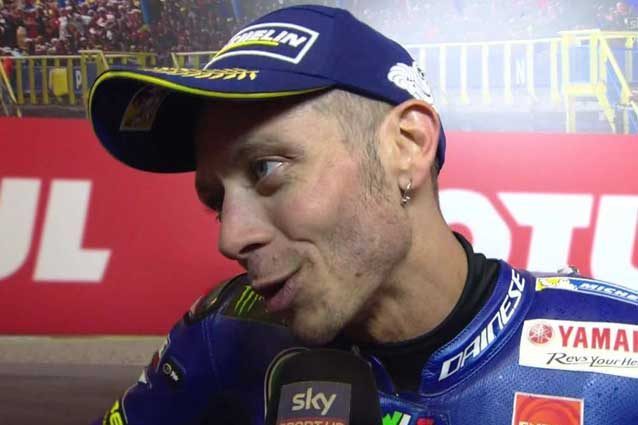 Valentino Rossi durante l'intervista al backdrop / SkySport