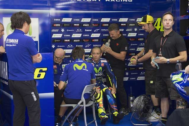 MotoGp, ancora polemiche al Montmelò: il direttore del circuito attacca Valentino Rossi
