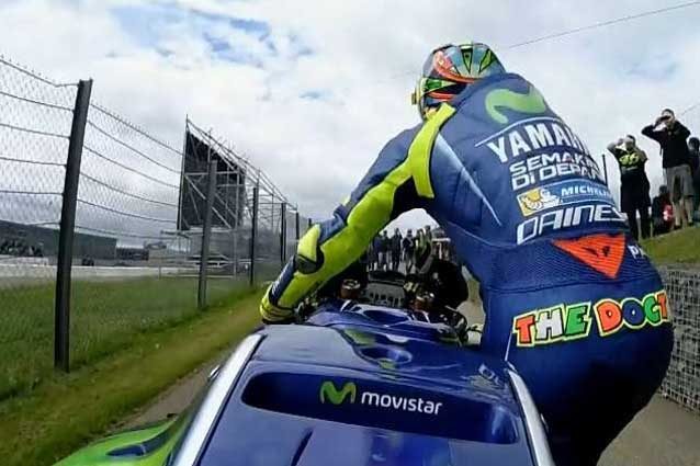 Valentino Rossi costretto a spingere la sua M1 / MotoGP.com