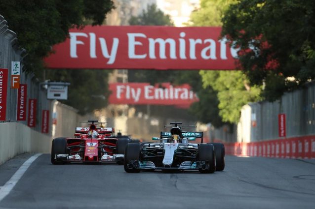 Hamilton mette un 'like' contro Vettel, la FIA e la Ferrari