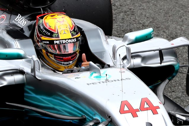 Lewis Hamilton esulta dopo la pole position di Silverstone – Getty Images