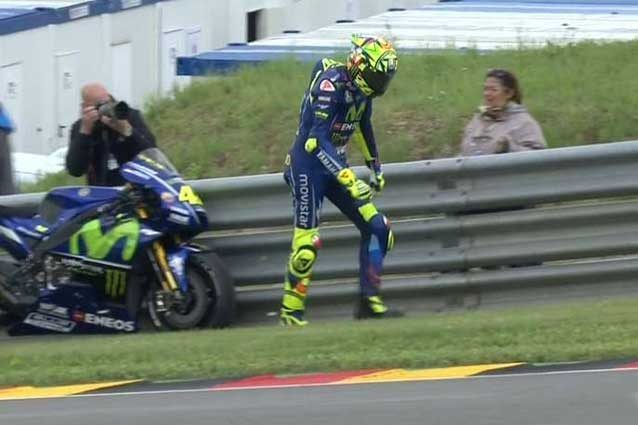 Valentino Rossi costretto a lasciare la prima moto a bordo pista / MotoGP.com