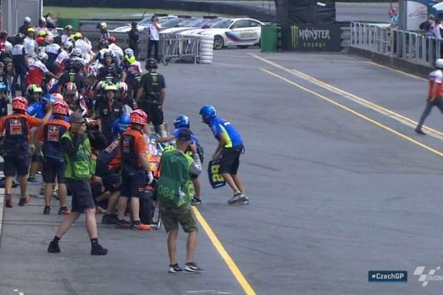 Caos nel cambio moto: caduta nei box per Iannone