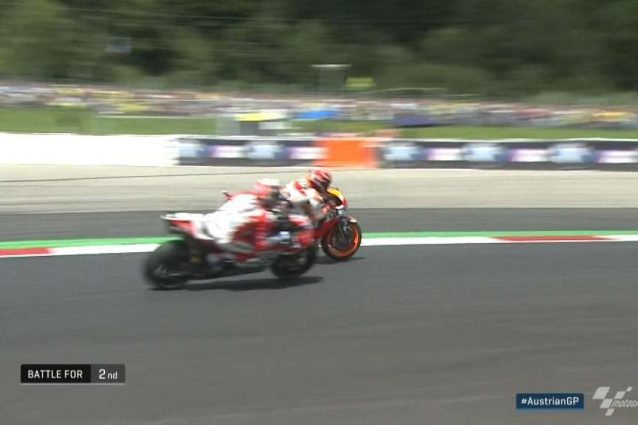 Dovi sfrutta l'esitazione di Marquez e supera lo spagnolo