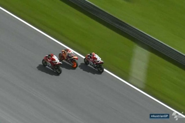 Errore di Lorenzo, Marquez ne approfitta: i primi tre insieme