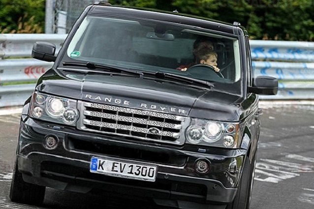 il bambino sulla Range Rover (foto Ansa)