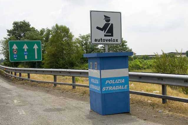 Autovelox, nuove norme su cartelli, distanza e visibilità: esodo di agosto primo vero test