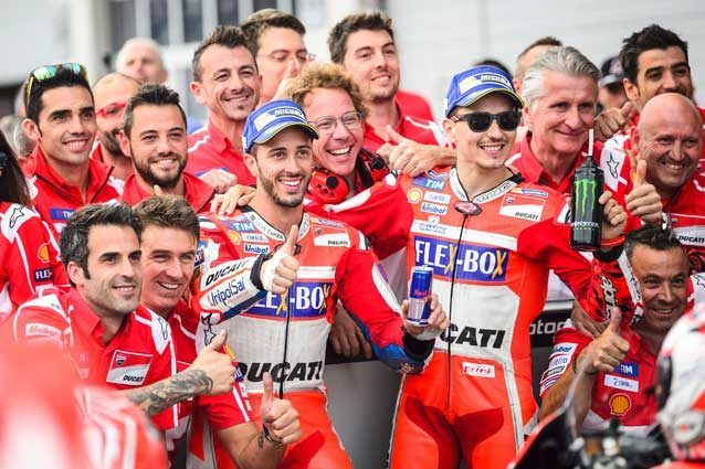 Dovizioso e Lorenzo con il team Ducati al parco chiuso / GettyImages