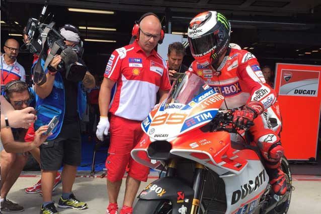 Jorge Lorenzo scende in pista con la nuova carena Ducati / Ducati Motor