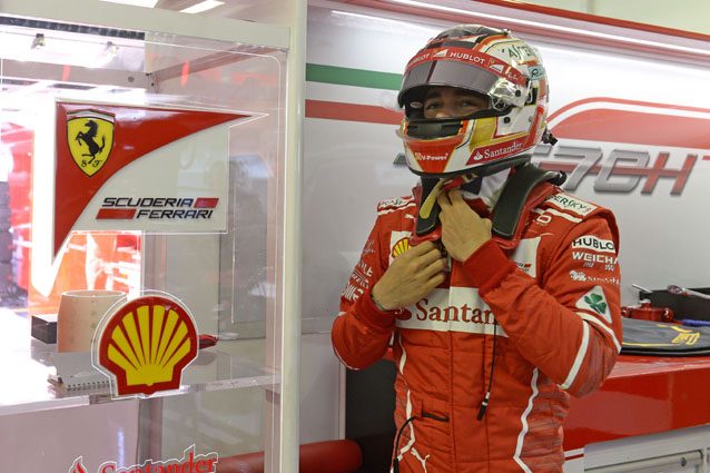 Charles Leclerc nel box della Ferrari