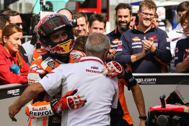 Marc Marquez festeggia al parco chiuso la pole del Gp di Gran Bretagna / GettyImages