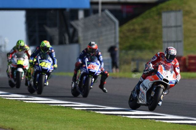 GP di Gran Bretagna: il “solito” capolavoro del Dovi sorprende le Yamaha. Disastro Marquez