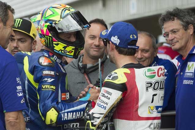 Marquez in pole, Rossi e Crutchlow in prima fila