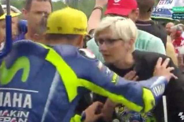 Valentino Rossi infastidito da una donna prima della partenza del Gp della Repubblica Ceca / Movistar Tv