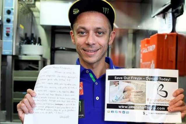Valentino Rossi mostra la lettera scritta nel 2010 / Shannonscharity