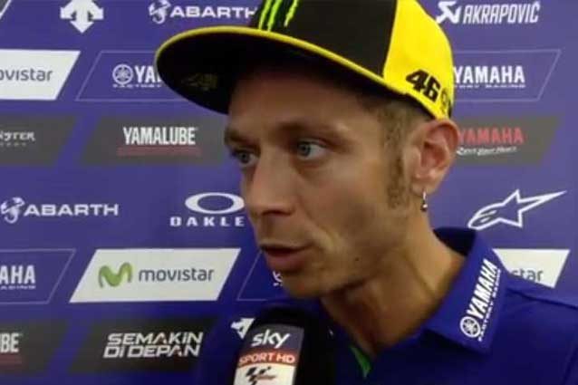 Valentino Rossi durante l'intervista al backdrp / SkySport