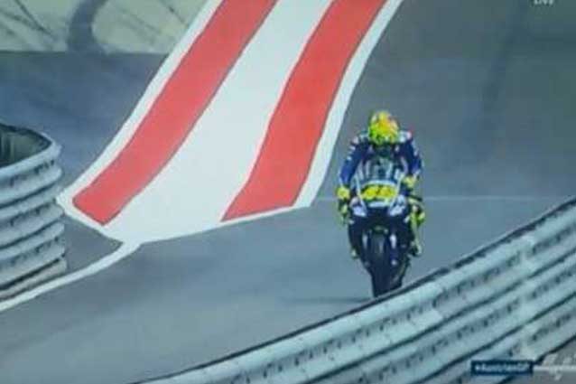 MotoGP Austria, Valentino Rossi 7°, la reazione del Dottore al rientro ai box