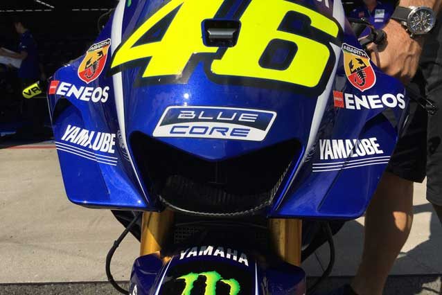 La nuova carena Yamaha sulla moto di Valentino Rossi / @skysportmotogp