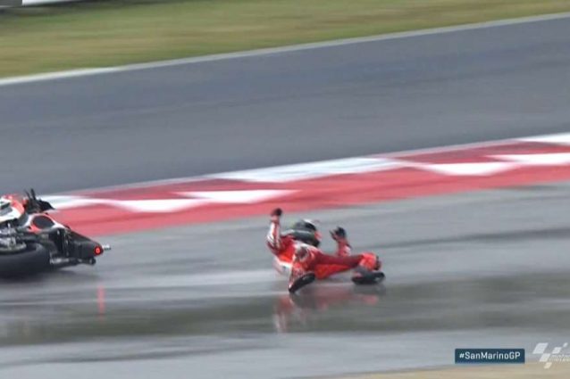 Brutta caduta di Lorenzo, ora c'è Petrucci al comando