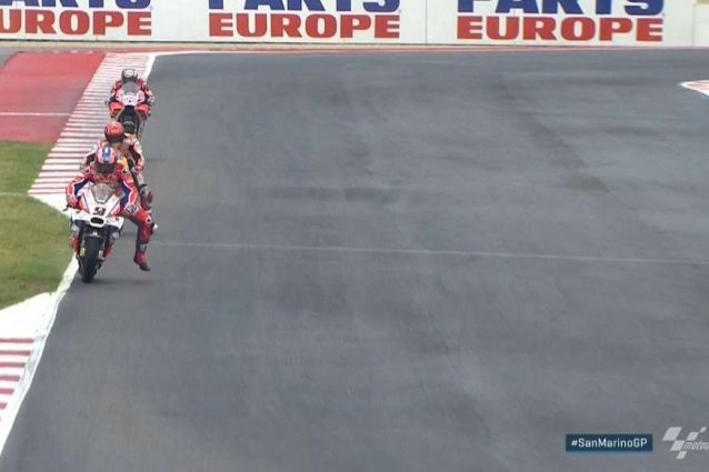 Petrucci guida il gruppo, Marquez e Dovizioso inseguono. Giro veloce di Dovi