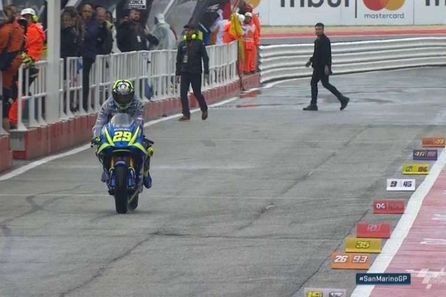 Iannone si ferma ai box, costretto al ritiro