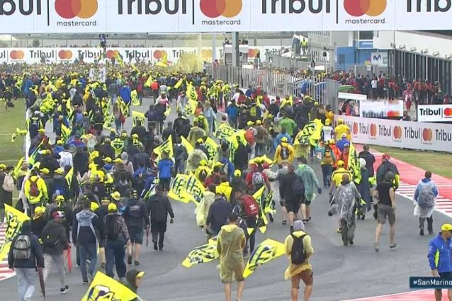 Consueta invasione di pista per la festa del podio