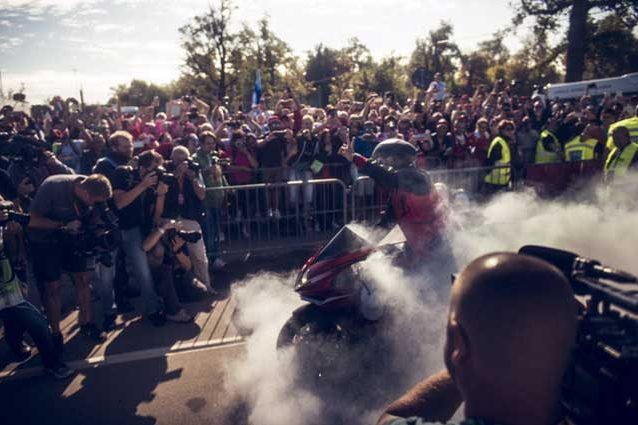 Lewis Hamilton si esibisce in un burn out a Monza / Twitter