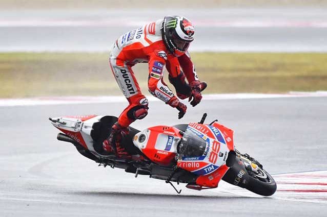 La caduta di Jorge Lorenzo nel Gp di Misano / GettyImages