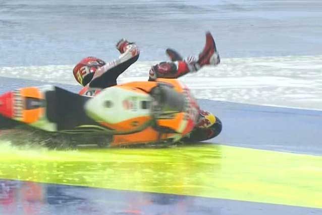 MotoGP Misano, scafo Marquez sul bagnato e non manca la caduta. Poi il saluto ai "gufi" gialli