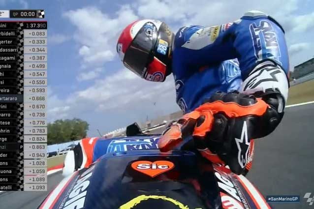 Mattia Pasini subito dopo la pole indica il piccolo cuore dedicato al Sic / MotoGp.com