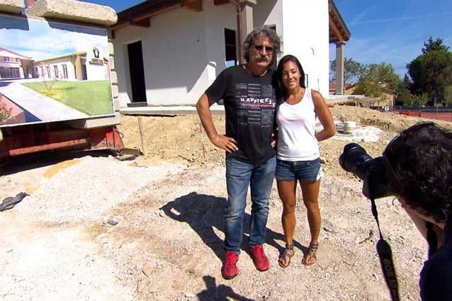 Paolo Simoncelli e Kate Fretti posano davanti all'edificio ormai completato