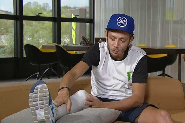 Valentino Rossi mostra la gamba infortunata / Sky Sport MotoGP