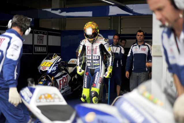 Valentino Rossi al Sachsenring nel 2010 raggiunge la sua M1 con l'aiuto di una stampella / GettyImages