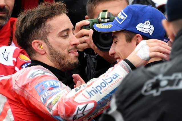 L’abbraccio al parco chiuso tra Andrea Dovizioso e Marc Marquez / GettyImages