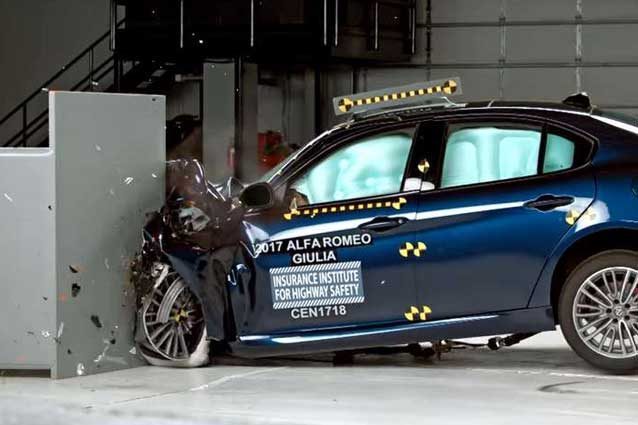 L’Alfa Romeo Giulia durante i crash test IIHS / IIHS