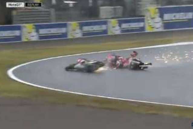 Lorenzo colpito da Crutchlow durante le libere 1 del Gp del Giappone / MotoGp.com