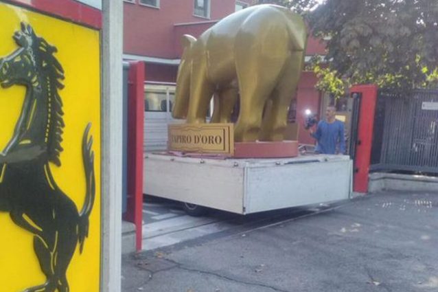 Il tapiro d’oro consegnato alla Ferrari – foto @Facebook