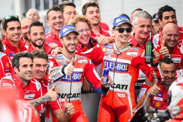 Andrea Dovizioso e Jorge Lorenzo al parco chiuso con il team Ducati / GettyImages