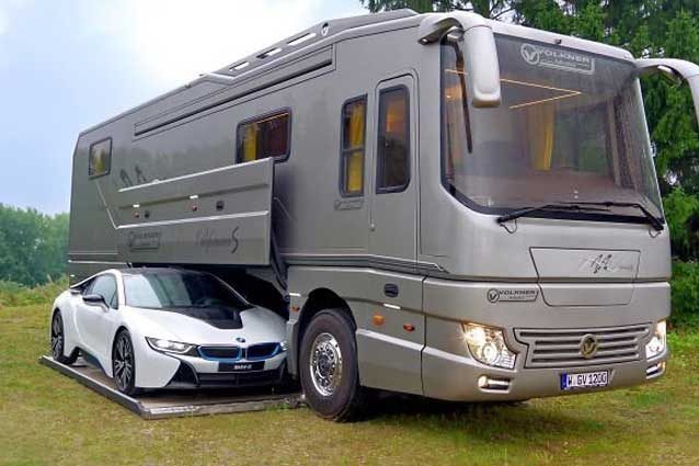 Il Volkner Mobil Performance S dispone di un garage con sistema di sollevamento idraulico / Volkner Mobil
