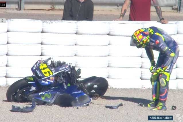 Valentino Rossi osserva la sua M1 dopo la caduta in curva 10 / MotoGP.com