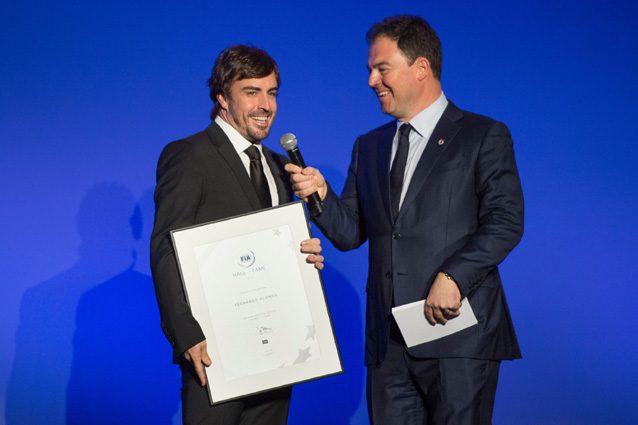 Fernando Alonso riceve il certificato di introduzione nella Hall of Fame – Getty images